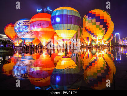 Xingyi, province du Guizhou en Chine. 14Th Oct, 2018. Personnes voir colorful ballons à air chaud sur Jushan square dans la ville de Xingyi, sud-ouest de la Chine, de la province du Guizhou, 14 octobre, 2018. Credit : Liu Chaofu/Xinhua/Alamy Live News Banque D'Images