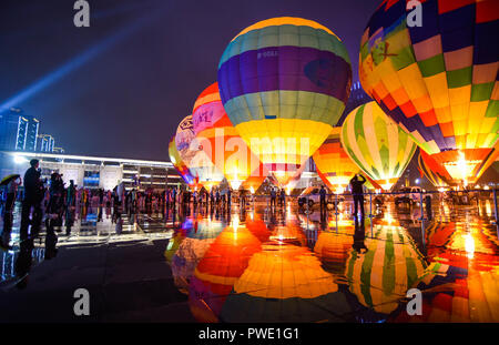 Xingyi, province du Guizhou en Chine. 14Th Oct, 2018. Personnes voir colorful ballons à air chaud sur Jushan square dans la ville de Xingyi, sud-ouest de la Chine, de la province du Guizhou, 14 octobre, 2018. Credit : Liu Chaofu/Xinhua/Alamy Live News Banque D'Images