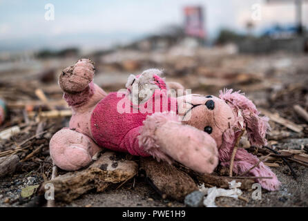 Palu, Indonésie. 15 octobre 2018. Une poupée vu couché sur la plage Talise après le séisme et le tsunami. Un terrible tremblement de terre de magnitude 7,5 et le tsunami causé par elle a détruit la ville de Palu et une grande partie de la zone dans le centre de Sulawesi. Selon les responsables, victimes des terribles tremblement de terre et du tsunami s'élève à 2088, autour de 5000 personnes dans les hôpitaux sont gravement blessés et quelque 62 000 personnes ont été déplacées. Credit : SOPA/Alamy Images Limited Live News Banque D'Images