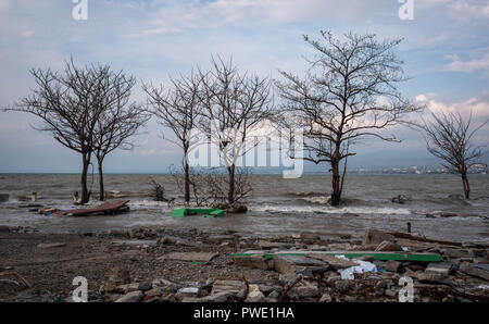 Palu, Indonésie. 15 octobre 2018. Plage Talise après le séisme et le tsunami. Un terrible tremblement de terre de magnitude 7,5 et le tsunami causé par elle a détruit la ville de Palu et une grande partie de la zone dans le centre de Sulawesi. Selon les responsables, victimes des terribles tremblement de terre et du tsunami s'élève à 2088, autour de 5000 personnes dans les hôpitaux sont gravement blessés et quelque 62 000 personnes ont été déplacées. Credit : SOPA/Alamy Images Limited Live News Banque D'Images