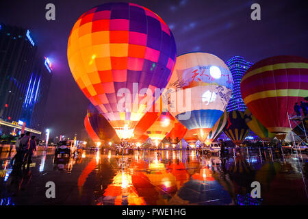 Xingyi, province du Guizhou en Chine. 14Th Oct, 2018. Personnes voir colorful ballons à air chaud sur Jushan square dans la ville de Xingyi, sud-ouest de la Chine, de la province du Guizhou, 14 octobre, 2018. Credit : Liu Chaofu/Xinhua/Alamy Live News Banque D'Images