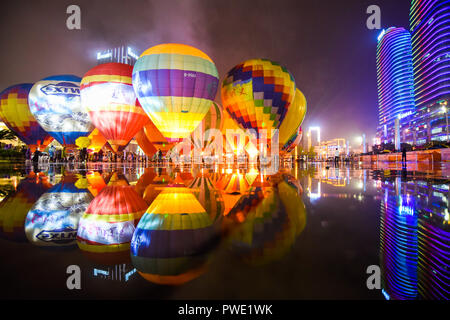 Xingyi, province du Guizhou en Chine. 14Th Oct, 2018. Personnes voir colorful ballons à air chaud sur Jushan square dans la ville de Xingyi, sud-ouest de la Chine, de la province du Guizhou, 14 octobre, 2018. Credit : Liu Chaofu/Xinhua/Alamy Live News Banque D'Images