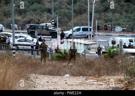 15 octobre 2018 - Des soldats israéliens et la police se réunissent à un arrêt de bus près de la colonie israélienne d'Ariel, près de la ville de Salfit, où un jeune Palestinien a tenté de poignarder un soldat avant d'être tué par d'autres soldats. Au cours de la dernière semaine des tensions entre les colons israéliens et palestiniens ont été élevés, avec une femme palestinienne de 45 ans a tué vendredi dernier par les colons israéliens de hurling rocks à son véhicule à proximité du point de contrôle de Zaatara à Naplouse. Le site de l'incident a été près de la zone industrielle de Barkan, où un palestinien a tué deux collègues israéliens et blessé anot Banque D'Images