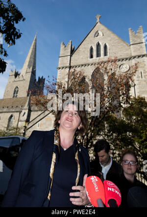 Dublin, Irlande. 15 octobre 2018. Arlene Foster à Dublin. Le chef du Parti unioniste démocratique Arlene Foster donne une conférence de presse à l'extérieur de St Patricks Church of Ireland à Dublin la cathédrale après sa rencontre avec le leader du Fianna Fail Micheal Martin sur Brexit. Photo : Eamonn Farrell/RollingNews RollingNews.ie : Crédit.ie/Alamy Live News Banque D'Images