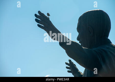 Pretoria, Afrique du Sud, le 15 octobre, 2018. La statue de Nelson Mandela est considéré à l'Union Buildings à Pretoria (Tshwane). Le ciel était clair et ensoleillé ici lundi après-midi. Les crues éclair a frappé la ville au cours du week-end, et les services d'urgence ont été enquêter sur une alerte indiquant que deux personnes peuvent avoir noyé dans la rivière Apies à proximité. Credit : Eva-Lotta Jansson/Alamy Live News Banque D'Images