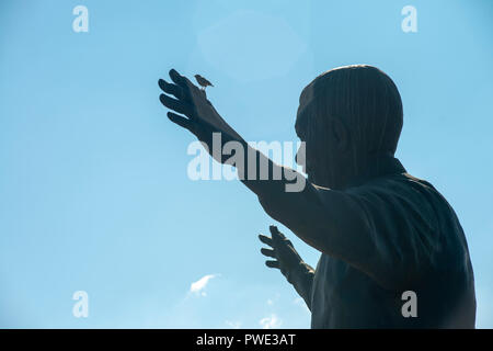 Pretoria, Afrique du Sud, le 15 octobre, 2018. La statue de Nelson Mandela est considéré à l'Union Buildings à Pretoria (Tshwane). Le ciel était clair et ensoleillé ici lundi après-midi. Les crues éclair a frappé la ville au cours du week-end, et les services d'urgence ont été enquêter sur une alerte indiquant que deux personnes peuvent avoir noyé dans la rivière Apies à proximité. Credit : Eva-Lotta Jansson/Alamy Live News Banque D'Images