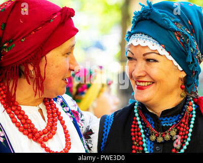 Boryspil, Ukraine. 14Th Oct 2018. Uukranian la beauté des femmes en costume national. - La protection de la Vierge est une fête nationale célébrée par l'Église orthodoxe ukrainienne. En ce jour, dans le même temps, la maison de vacances des cosaques d'Ukraine, le jour de la création de l'armée rebelle ukrainienne et la journée de défenseur de l'Ukraine sont célébrés. Crédit : Igor Golovnov/Alamy Live News Banque D'Images