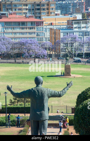 Pretoria, Afrique du Sud, le 15 octobre, 2018. La statue de Nelson Mandela est considéré à l'Union Buildings à Pretoria (Tshwane). Le ciel était clair et ensoleillé ici lundi après-midi. Les crues éclair a frappé la ville au cours du week-end, et les services d'urgence ont été enquêter sur une alerte indiquant que deux personnes peuvent avoir noyé dans la rivière Apies à proximité. Credit : Eva-Lotta Jansson/Alamy Live News Banque D'Images