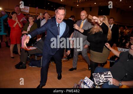 Bournemouth, Royaume-Uni. 15 octobre 2018. Nigel Farage, député européen donne son discours à la quitter signifie quitter pour sauver la Brexit au Centre International de Bournemouth (BIC), Dorset, UK Crédit : Finnbarr Webster/Alamy Live News Banque D'Images