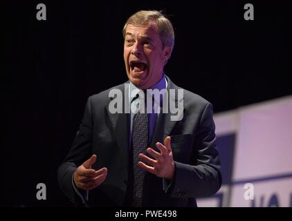 Bournemouth, Royaume-Uni. 15 octobre 2018. Nigel Farage, député européen donne son discours à la quitter signifie quitter pour sauver la Brexit au Centre International de Bournemouth (BIC), Dorset, UK Crédit : Finnbarr Webster/Alamy Live News Banque D'Images