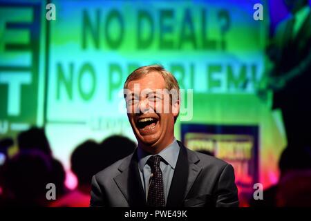 Bournemouth, Royaume-Uni. 15 octobre 2018. Nigel Farage, député européen donne son discours à la quitter signifie quitter pour sauver la Brexit au Centre International de Bournemouth (BIC), Dorset, UK Crédit : Finnbarr Webster/Alamy Live News Banque D'Images