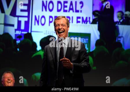 Bournemouth, Royaume-Uni. 15 octobre 2018. Nigel Farage, député européen donne son discours à la quitter signifie quitter pour sauver la Brexit au Centre International de Bournemouth (BIC), Dorset, UK Crédit : Finnbarr Webster/Alamy Live News Banque D'Images