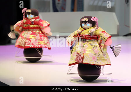 Chiba, Japon. 15 Oct, 2018. Fabricant de pièces d'électronique du Japon Murata Manufacturing démontre dancing robots dans des robes kimono comme ils ont été nommés ambassadeurs du tourisme "Kyoto" lors d'une conférence de presse aperçu de la foire commerciale de l'électronique CEATEC à Tokyo le lundi 15 octobre, 2018. 725 sociétés étrangères et japonaises et de l'organisation présenteront leurs dernières technologies et quelques 160 000 personnes attendent pour visiter l'exposition. Credit : Yoshio Tsunoda/AFLO/Alamy Live News Banque D'Images