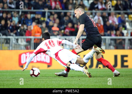 Rijeka, Croatie. 15 Oct, 2018. Ante Rebic (R) de la Croatie fait concurrence au cours d'un match amical entre la Croatie et la Jordanie à Rijeka, Croatie, le 15 octobre 2018. Credit : Nel Pavletic/Xinhua/Alamy Live News Banque D'Images