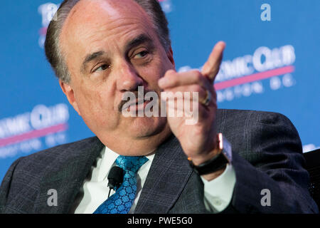 Washington DC, USA. 15 octobre 2018. Larry Merlo, président-directeur général de la santé, CVS participe à une entrevue au cours de l'Economic Club de Washington à Washington, D.C., l'événement, le 15 octobre 2018. Credit : Kristoffer Tripplaar/Alamy Live News Banque D'Images