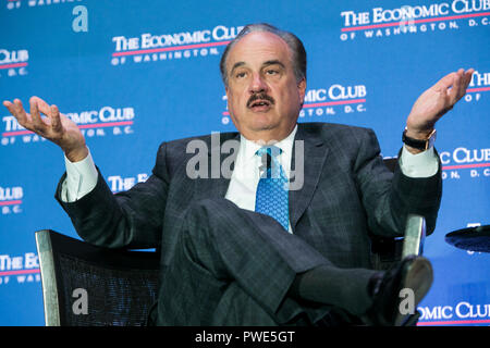 Washington DC, USA. 15 octobre 2018. Larry Merlo, président-directeur général de la santé, CVS participe à une entrevue au cours de l'Economic Club de Washington à Washington, D.C., l'événement, le 15 octobre 2018. Credit : Kristoffer Tripplaar/Alamy Live News Banque D'Images
