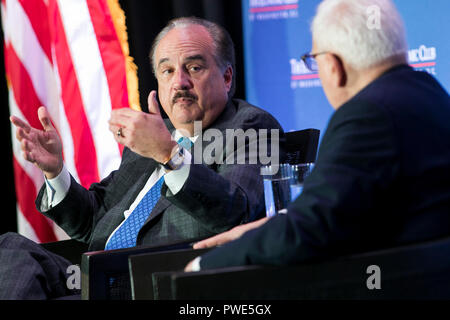Washington DC, USA. 15 octobre 2018. Larry Merlo, président-directeur général de la santé, CVS participe à une entrevue au cours de l'Economic Club de Washington à Washington, D.C., l'événement, le 15 octobre 2018. Credit : Kristoffer Tripplaar/Alamy Live News Banque D'Images