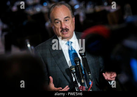 Washington DC, USA. 15 octobre 2018. Larry Merlo, président-directeur général de la santé, CVS participe à une entrevue au cours de l'Economic Club de Washington à Washington, D.C., l'événement, le 15 octobre 2018. Credit : Kristoffer Tripplaar/Alamy Live News Banque D'Images