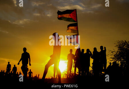 15 octobre 2018 - Des dizaines de manifestants palestiniens sont blessés lors d'affrontements avec l'armée israélienne sur une plage dans le nord-ouest de Gaza, près de la frontière avec Israël, le 15 octobre 2018. Manifestants blessés ont été secourus par les ambulanciers après avoir été touché par des tirs israéliens vivre et d'être asphyxié par les gaz lacrymogènes. Des centaines de manifestants s'étaient rassemblés sur la plage près de Beit Lahiya pour exiger la levée du blocus israélien de Gaza, qu'Israël a imposé depuis 2007, que le Hamas a pris le pouvoir dans la bande de Gaza, et qui a été d'étrangler l'enclave palestinienne et provoquant une crise humanitaire pour t Banque D'Images