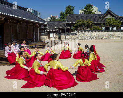 Seoul, Seoul, Corée du Sud. 13 Oct, 2018. Les filles de la Corée du Sud, le port de ''traditionnelle'' Hanbok, vêtements de danse dans le parc Namsan au centre de Séoul. Crédit : Jack Kurtz/ZUMA/Alamy Fil Live News Banque D'Images