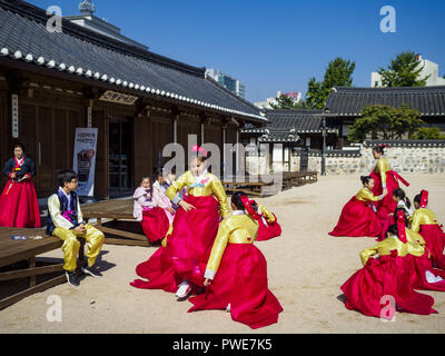Seoul, Seoul, Corée du Sud. 13 Oct, 2018. Les filles de la Corée du Sud, le port de ''traditionnelle'' Hanbok, vêtements de danse dans le parc Namsan au centre de Séoul. Crédit : Jack Kurtz/ZUMA/Alamy Fil Live News Banque D'Images