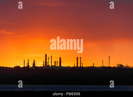 Whitegate, Cork, Irlande. 16 octobre, 2018. La silhouette des tours de distillation par le rising dawn la lumière à l'huile seulement Irelands Raffinerie à Whitegate Co., Cork, Irlande. Crédit : David Creedon/Alamy Live News Banque D'Images