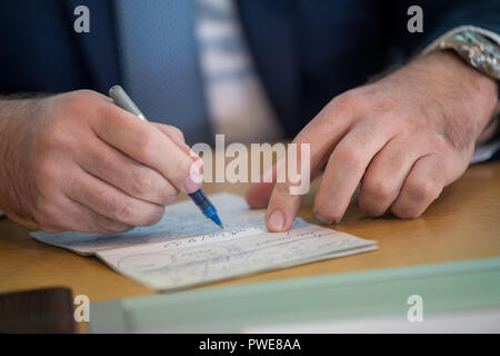 Munich, Bavière, Allemagne. 16 Oct, 2018. Markus Söder (CSU), le Premier Ministre de Bavière, écrit dans ses documents au cours de la réunion du groupe parlementaire de la CSU dans le parlement de l'état. Crédit : Peter Kneffel/dpa/Alamy Live News Banque D'Images