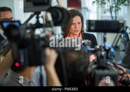 Munich, Bavière, Allemagne. 16 Oct, 2018. Ilse Aigner (CSU), Ministre d'État au logement, de la construction et des transports, des entretiens avec des journalistes sur le chemin de la réunion du groupe parlementaire de la CSU dans le parlement de l'état. Crédit : Peter Kneffel/dpa/Alamy Live News Banque D'Images