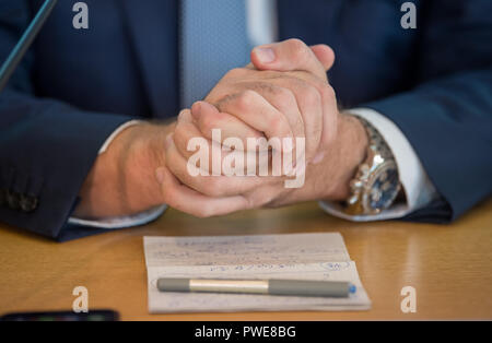 Munich, Bavière, Allemagne. 16 Oct, 2018. Markus Söder (CSU), le Premier Ministre de Bavière, est assis à sa place avec les mains jointes pendant la session de la CSU Groupe parlementaire dans le parlement de l'état. Crédit : Peter Kneffel/dpa/Alamy Live News Banque D'Images