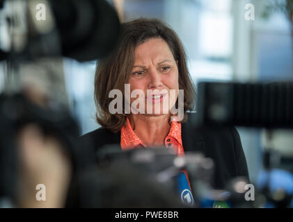 Munich, Bavière, Allemagne. 16 Oct, 2018. Ilse Aigner (CSU), Ministre d'État au logement, de la construction et des transports, des entretiens avec des journalistes sur le chemin de la réunion du groupe parlementaire de la CSU dans le parlement de l'état. Crédit : Peter Kneffel/dpa/Alamy Live News Banque D'Images