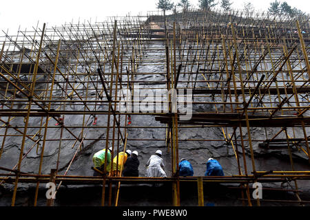 (181016) -- BEIJING, 16 octobre 2018 (Xinhua) -- Des experts travailler lors d'un projet de conservation de l'empreinte de dinosaure à l'échelle mondiale Yanqing Geopark en District de Yanqing, Beijing, capitale de la Chine, le 15 octobre 2018. Experts de la Chine et la Grèce ont commencé les travaux sur la conservation des empreintes de dinosaures fossilisées dans Yangqing pour éviter de les dommages causés par les intempéries. Les empreintes sont laissées par les dinosaures quelque 150 millions d'années. (Xinhua/Luo Xiaoguang)(gxn) Banque D'Images