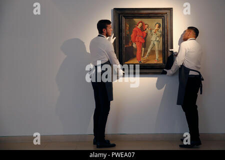 Londres, Royaume-Uni, 16 Oct 2018. Christie's art Judith Leyster manutentionnaires tenir 's artwork 'Merry' société de ventes aux enchères chez Christie's à Londres, Royaume-Uni, le mardi 16 octobre, 2017. La pièce devrait atteindre jusqu'à £2.5Million quand est s'agit d'enchères dans le cadre de l'Albada Jelgersma vente Collection au cours de Christie's Classic Week en décembre. Photographie : Crédit : Luke MacGregor/Alamy Live News Banque D'Images