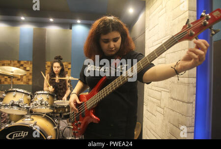 Antélias, Liban. 26 Sep, 2018. Alma Doumiani (R), le guitariste basse de tous les Libanais et les femmes Le groupe de heavy metal "esclaves de sirènes' ajuste ses accords de guitare, tandis que le batteur Tatyana Boughaba pratiques sur sa batterie avant de commencer une répétition avec les membres de leur bande. Credit : Marwan Naamani/afp/Alamy Live News Banque D'Images