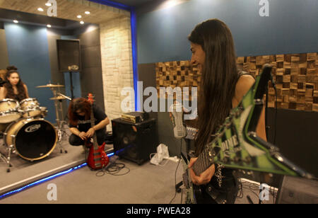 Antélias, Liban. 26 Sep, 2018. Sheryline Beshara (R), guitariste de tous les Libanais et les femmes Le groupe de heavy metal "esclaves de sirènes" prend part à une répétition avec son groupe. Credit : Marwan Naamani/afp/Alamy Live News Banque D'Images