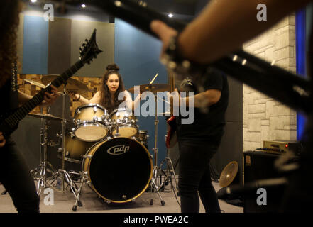 Antélias, Liban. 26 Sep, 2018. Tatyana Boughaba, batteur de tous les Libanais et les femmes Le groupe de heavy metal "esclaves des Sirènes à répétition avec son groupe. Credit : Marwan Naamani/afp/Alamy Live News Banque D'Images