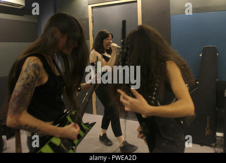 Antélias, Liban. 26 Sep, 2018. Maya Khairallah (C), chanteur de tous les Libanais et les femmes Le groupe de heavy metal "esclaves à des sirènes, guitariste rythmique Lilas Mayassi (R) et le guitariste lead Sheryline Bshara répéter avec leurs membres de la bande. Credit : Marwan Naamani/afp/Alamy Live News Banque D'Images