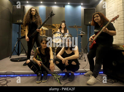 Antélias, Liban. 26 Sep, 2018. Les membres de tous les Libanais et les femmes Le groupe de heavy metal "esclaves de sirènes" (L-R) guitariste rythmique Lilas Mayassi Sheryline Bshara, guitariste, batteur Tatyana Boughaba, chanteur et bassiste Maya Khairallah Alma Doumiani posent pour une photo lors d'une répétition. Credit : Marwan Naamani/afp/Alamy Live News Banque D'Images