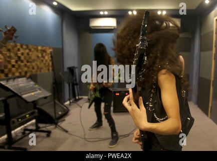 Antélias, Liban. 26 Sep, 2018. Lilas Mayassi (R), guitariste rythmique de tous les Libanais et les femmes Le groupe de heavy metal "esclaves de sirènes', et le guitariste lead Sheryline Bshara répéter avec leurs membres de la bande. Credit : Marwan Naamani/afp/Alamy Live News Banque D'Images