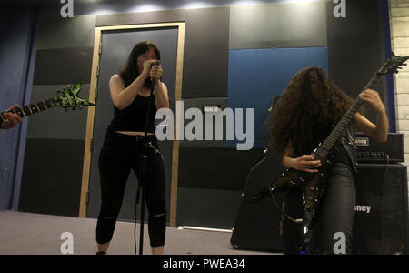 Antélias, Liban. 26 Sep, 2018. Maya Khairallah (L), chanteur de tous les Libanais et les femmes Le groupe de heavy metal "esclaves de sirènes', et le guitariste rythmique Lialas Mayassi répéter avec leurs membres de la bande. Credit : Marwan Naamani/afp/Alamy Live News Banque D'Images