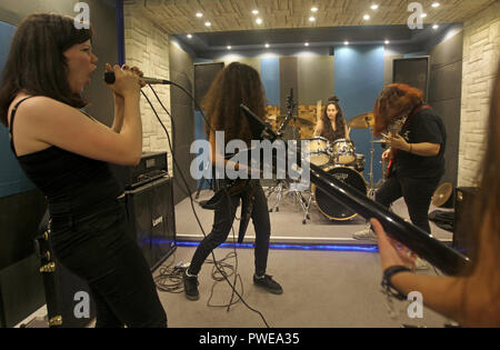 Antélias, Liban. 26 Sep, 2018. Maya Khairallah (L), chanteur de tous les Libanais et les femmes Le groupe de heavy metal "esclaves à des sirènes, guitariste rythmique Lilas Mayassi (C), le guitariste basse Alma Doumiani (R) et le batteur Tatyana Boughaba répéter avec leurs membres de la bande. Credit : Marwan Naamani/afp/Alamy Live News Banque D'Images