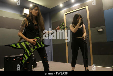 Antélias, Liban. 26 Sep, 2018. Sheryline Beshara (L), guitariste de tous les Libanais et les femmes Le groupe de heavy metal "esclaves de sirènes' et le chanteur Maya Khairallah répéter avec leurs membres de la bande. Credit : Marwan Naamani/afp/Alamy Live News Banque D'Images