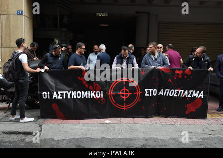 Athènes, Grèce. 16 Oct 2018. Les agents de police sont devant le poste de police Omonoia tenant une bannière qui se lit 'policiers' sous la menace de condamner une première attaque à cette station à Athènes, Grèce. Crédit : Nicolas Koutsokostas/Alamy Live News. Banque D'Images