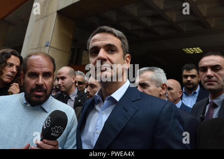 Athènes, Grèce. 16 Oct 2018. Chef du parti Nouvelle Démocratie Kyriakos Mitsotakis Omonia Station Police visites des agents de police au cours de la protestation contre une attaque antérieure à cette station à Athènes, Grèce. Crédit : Nicolas Koutsokostas/Alamy Live News. Banque D'Images