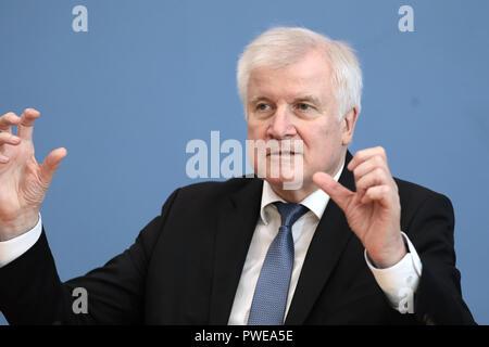 Berlin, Allemagne. 16 octobre 2018, Berlin : CSU Horst Seehofer, Président et Ministre fédéral de l'Intérieur, de la construction et de l'Intérieur, parle aux représentants des médias lors de la conférence de presse fédérale. Le sujet était le résultat de l'état élections en Bavière. Photo : Kay Nietfeld/dpa dpa : Crédit photo alliance/Alamy Live News Banque D'Images