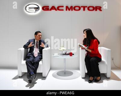 (181016) -- Paris, le 16 octobre 2018 (Xinhua) -- Zeng Qinghong (L), chef de groupe du GAC, prend la parole lors d'une entrevue à Paris, France, le 2 octobre 2018. Moteur de GAC, leader sur le fabricant automobile, a marqué ses débuts à l'International Motor Show à Paris par l'affichage de la toute nouvelle GS5 SUV. (Xinhua/Chen Yichen) (zhf) Banque D'Images