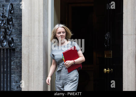 Londres, Royaume-Uni. 16 octobre, 2018. Liz Truss, député, secrétaire en chef au Trésor, feuilles 10, Downing Street, à la suite d'une réunion du Cabinet au cours de laquelle le premier ministre Theresa May a été de recourir à l'appui du Cabinet pour poser les dirigeants de l'UE d'abandonner leur filet irlandais proposition lors d'un dîner européen le soir suivant. Credit : Mark Kerrison/Alamy Live News Banque D'Images