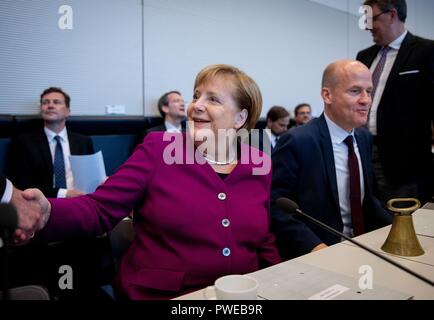 16 octobre 2018, Berlin : la Chancelière Angela Merkel (CDU) et Ralph Brinkhaus, groupe parlementaire CDU/CSU au Bundestag, chef de prendre part à la session de l'Union européenne réunion du groupe parlementaire au Bundestag. Photo : Kay Nietfeld/dpa Banque D'Images