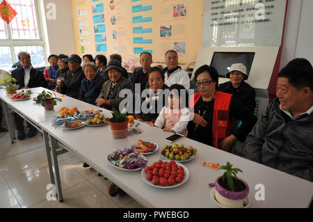 Beijing, Chine. 16 Oct, 2018. Rassembler les habitants de la communauté de Hetaoyuan district de Xicheng à Beijing, capitale de Chine, le 16 octobre 2018. Résidents seniors dans la communauté se sont réunis pour regarder un spectacle célébrant la prochaine Chongyang Festival, une journée pour rendre hommage aux aînés qui tombe sur le neuvième jour du neuvième mois lunaire, qui est le 17 octobre de cette année. Credit : Zhao Yusi/Xinhua/Alamy Live News Banque D'Images
