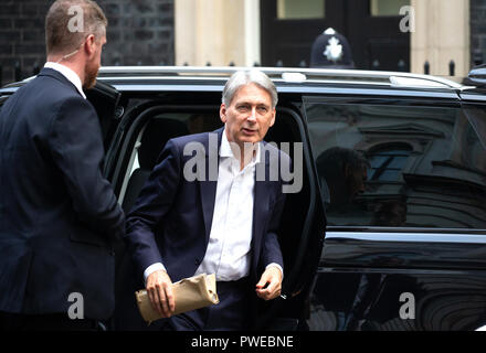 Londres, Royaume-Uni. 16 Oct 2018. Philip Hammond, chancelier de l'Échiquier, arrive pour la réunion du Cabinet Crédit : Tommy Londres/Alamy Live News Banque D'Images