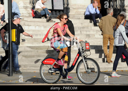 Londres, Royaume-Uni, 16 octobre 2018 soleil d'octobre à Trafalgar Square après la tempête Callum passe. Credit : JOHNNY ARMSTEAD/Alamy Live News Banque D'Images